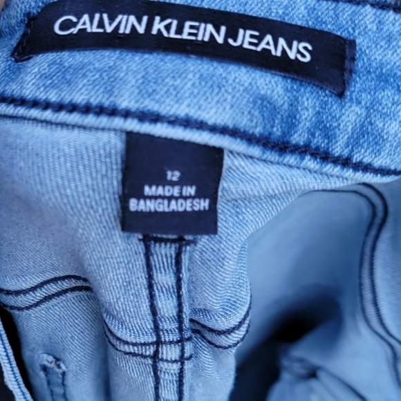 Calvin Klein Jeans | Women's Light Wash Mid-Rise Denim Bermuda Shorts - Picture 4 of 6